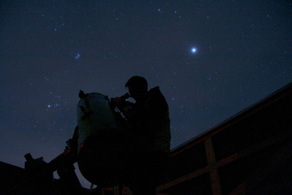 ES-Fox-observatory-observing-Pleiades---photo---John-Hlynialuk